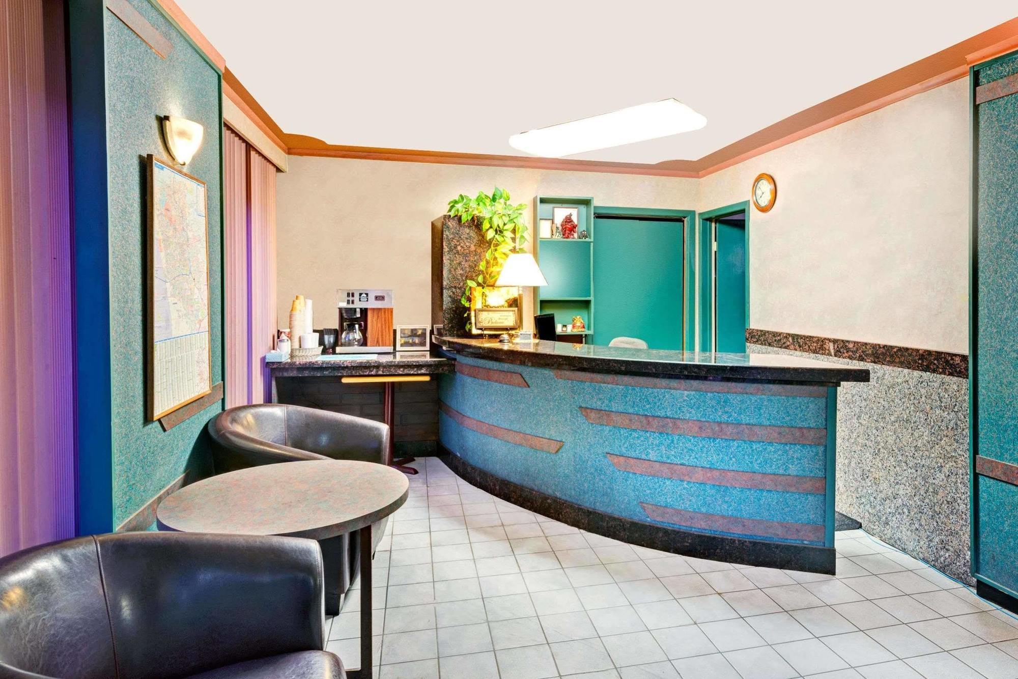 Weber Inn Китченер Экстерьер фото